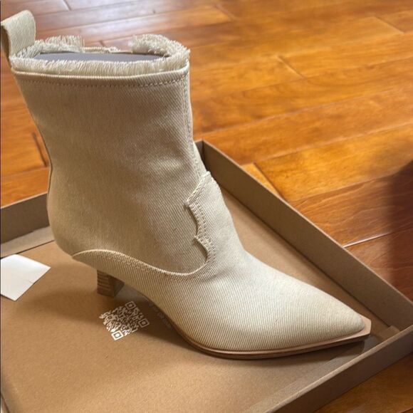 New in box! Dolce Vita Austin Cream Denim Boots 8 - Picture 1 of 6